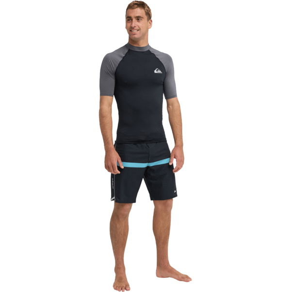 2026 Quiksilver M&auml;nner Everyday UPF50 Kurzarm-Lycra-Weste AQYWR03130 - Black / Iron Gate